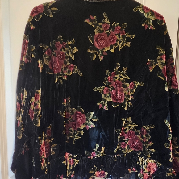 Vintage Look Floral Velvet Jacket with Rose Pattern By Hopeless Romantic - Picture 5 of 6